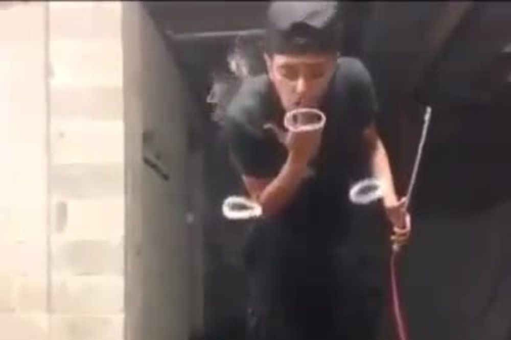 (VIDEO) ONI SE NE IGRAJU VATROM: Ali zato od dima prave čuda!