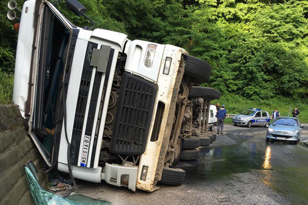 NESREĆA NA FRUŠKOJ GORI: Kamion se prevrnuo, vozač povređen!