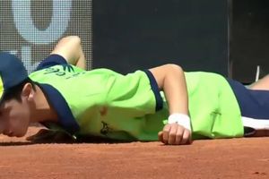 (VIDEO) DRAMA U RIMU: Sakupljač loptica se onesvestio tokom teniskog meča