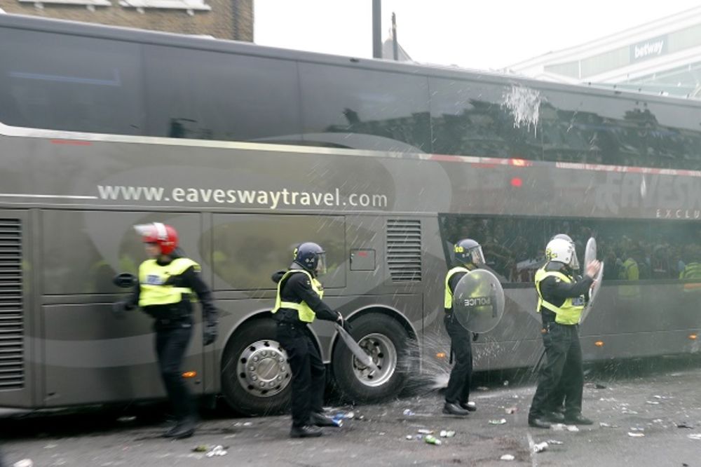 (VIDEO) ĐAVOLI NISU KUKAVICE: Evo kako su se fudbaleri Junajteda zabavljali tokom napada na autobus