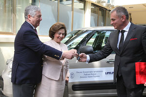 Kraljevski par poklonio automobil novosadskom Domu zdravlja
