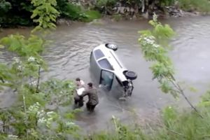 (VIDEO) DRAMATIČNO SPASAVANJE U TUZLI: Vojnici izvlačili ženu iz auta koji je sleteo u reku!