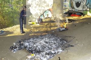 (FOTO) NAPAD NA KAMPERE U INZBRUKU: Piromani zapalili šator turistima!