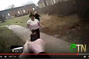 (VIDEO 18+) POLICAJAC UBIO BOLESNU ŽENU: Pucao na nju dok je trčala sa nožem u ruci