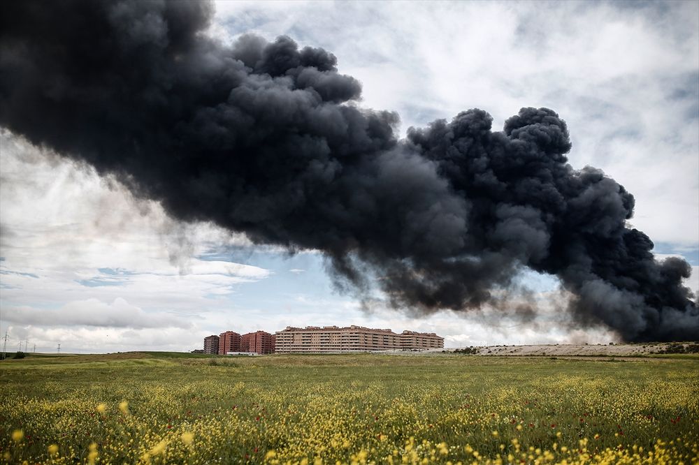 (FOTO) OBLAK CRNOG DIMA PREKRIO SVE: Požar na najvećem evropskom otpadu guma