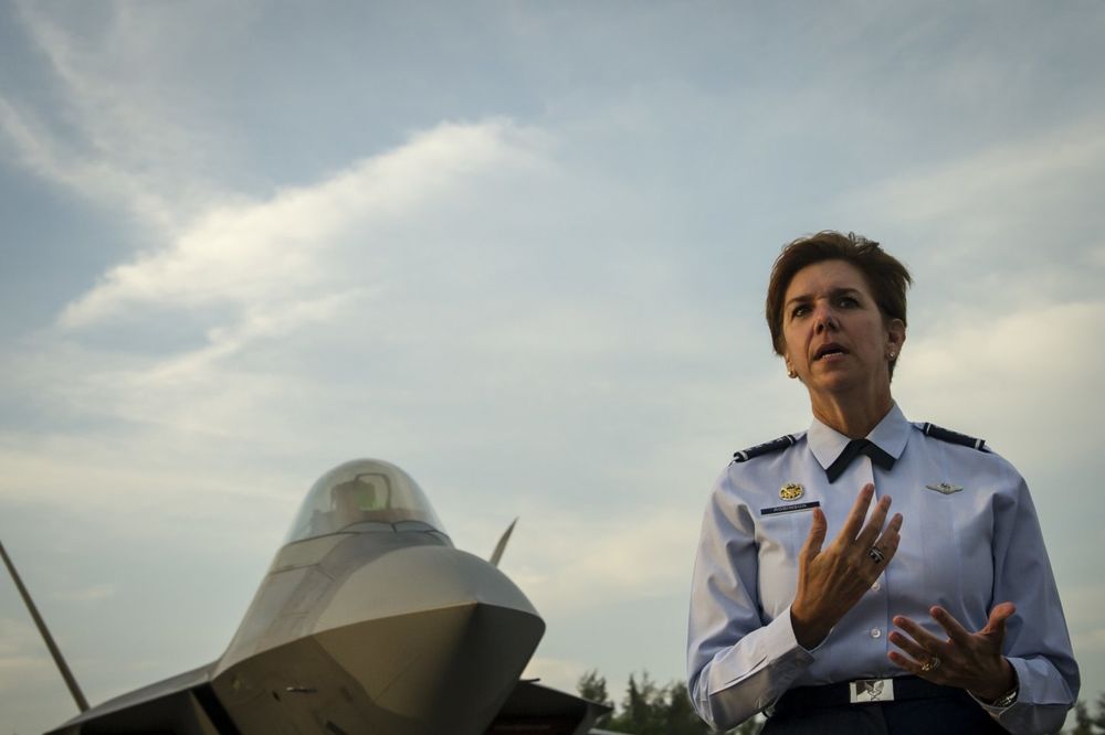 PRVI PUT U ISTORIJI ARMIJE SAD: General Lori Robinson žena na čelu borbene jedinice