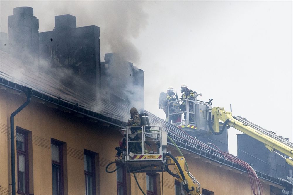 (FOTO) JAK VETAR NAJVEĆI PROBLEM: Plamen guta zgradu u Stokholmu, 70 vozila se bori sa požarom