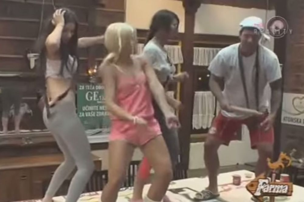 (VIDEO) POTPUNA LUDNICA NA IMANJU: Ludi ples, simulacija seksa i to sve na stolu!