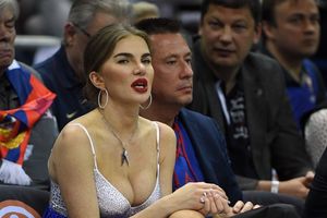 (VIDEO) DUGONOGA SEKSI RUSKINJA ZASENILA FINALE: Devojka ruskog milijardera privukla veliku pažnju