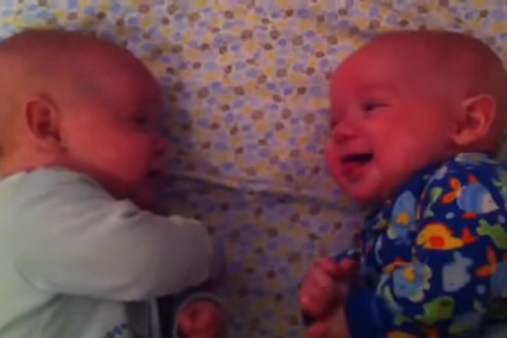 (VIDEO) ONI SU LEPO PORAZGOVARALI: Oduševiće vas bratska ljubav ovih blizanaca!