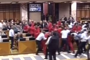 (VIDEO) TUČA U PARLAMENTU: Južnoafrički poslanici dobacivali predsedniku, pa izbio haos