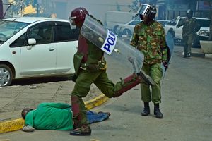 (UZNEMIRUJUĆE) NEVEROVATNO NASILJE: Snimci brutalnosti kenijske policije zgrozili svet