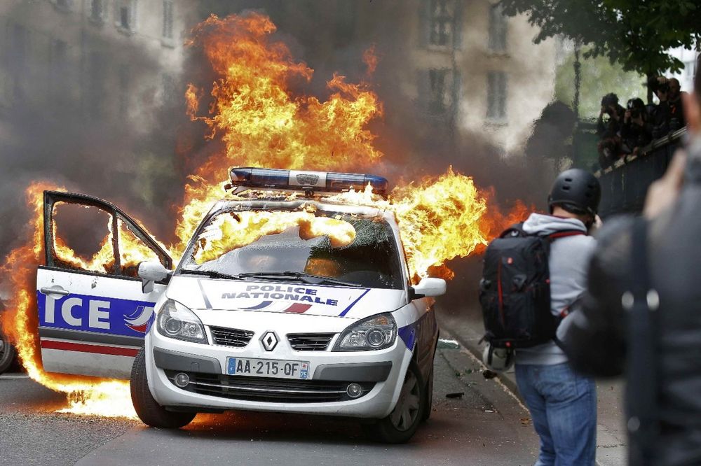 (VIDEO) POLICAJCI SE ŽALILI NA BRUTALNOST GRAĐANA: Ovi im zauzvrat zapalili automobil