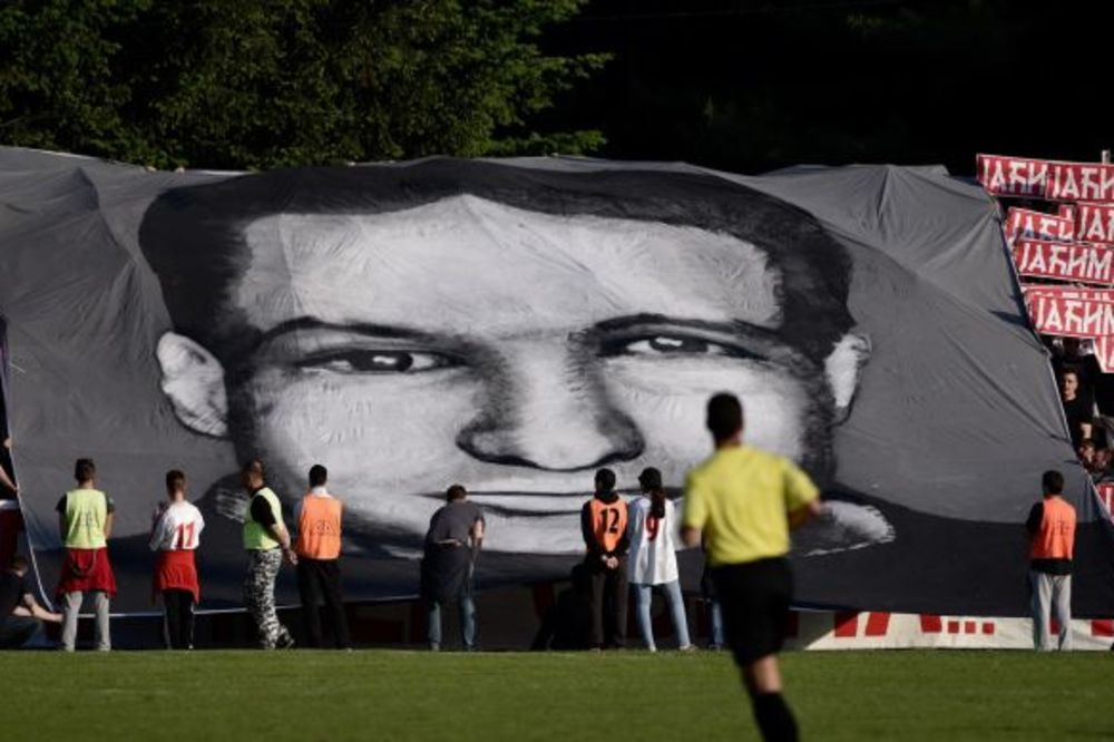 (FOTO) OVO ĆE VAM NATERATI SUZE NA OČI: Fudbaleri Zvezde poklonili dresove bratu ubijenog Delije!