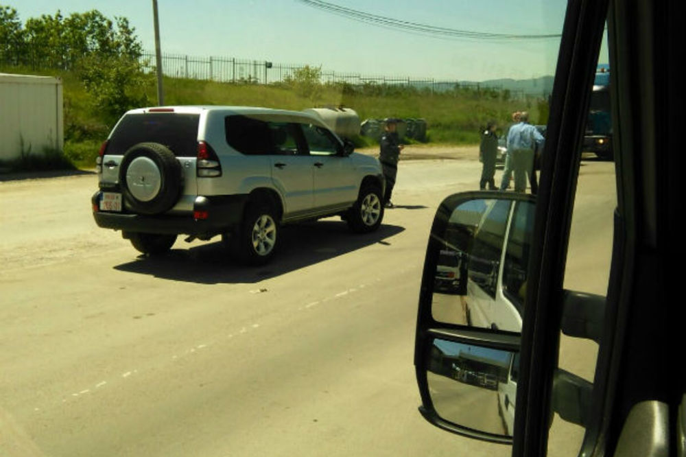 STOPIRALE U GRAČANICI PA IM STAO ALBANAC Uhapšen vozač koji nije hteo da zaustavi vozilo sa tinejdžerkama!