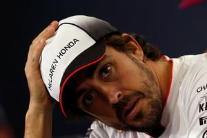 (FOTO, VIDEO) RUSKA BOMBA: Evo za kakvom je seksi manekenkom odlepio Fernando Alonso