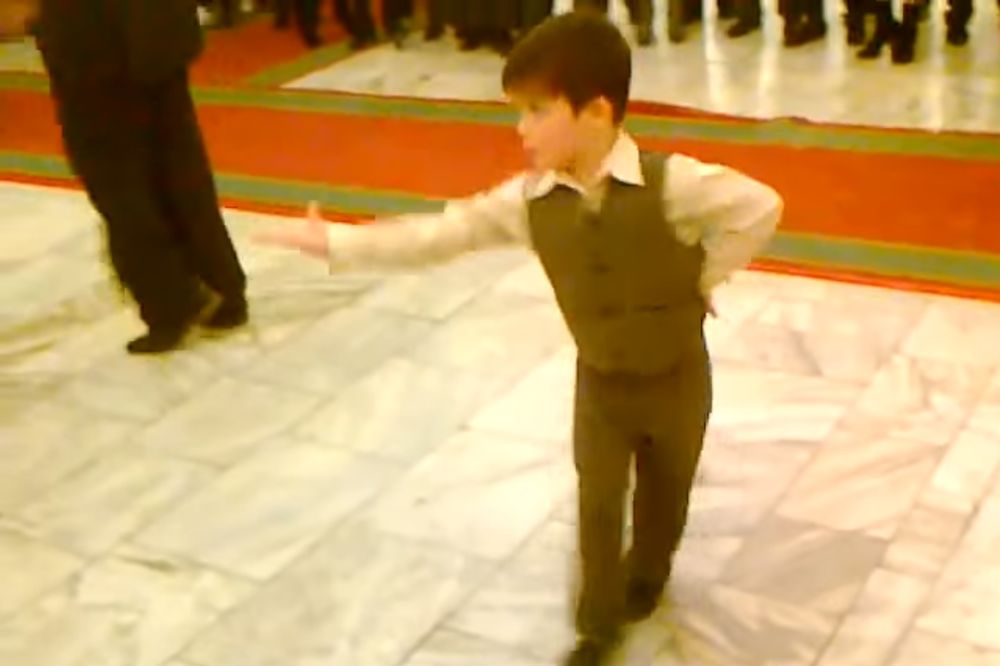 (VIDEO) VELIKI TALENAT U MALOM PAKOVANJU: Plesno umeće ovog dečačića ostaviće vas bez daha