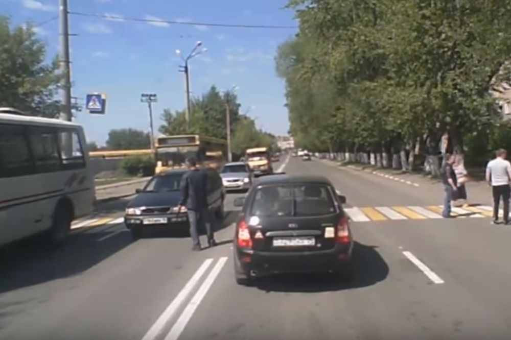 (VIDEO) UDARIO DEVOJČICU NA PRELAZU: Ostali vozači hteli da ga linčuju