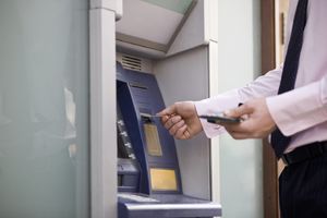 SAVRŠENA PLJAČKA: Za tri sata izvukli 13 miliona dolara u kešu sa bankomata