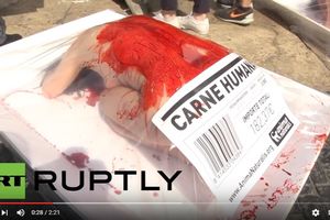 (UZNEMIRUJUĆI VIDEO) LJUDSKO MESO: Vegani goli i prekriveni krvlju protestovali u Barseloni