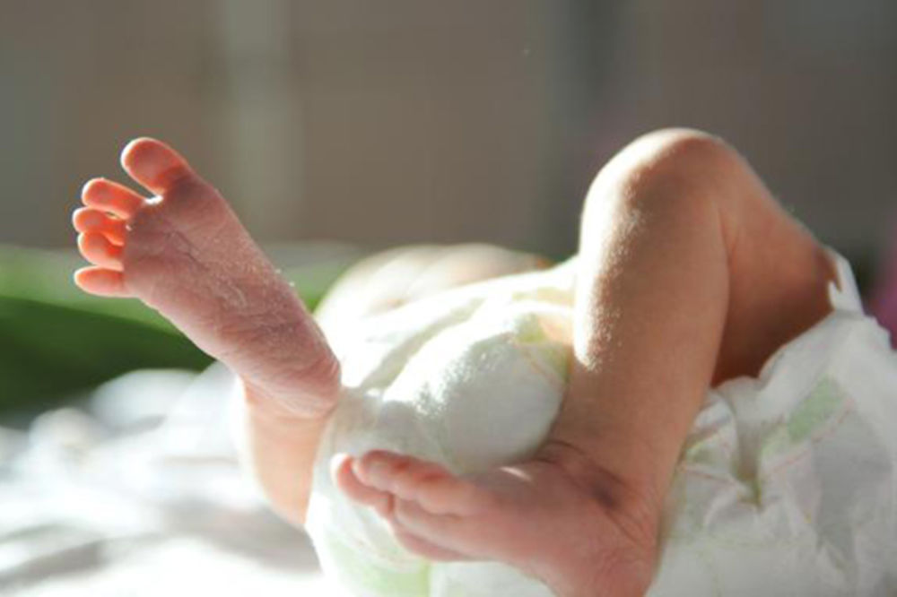 (FOTO) Isceljujući dodir: Umesto u inkubatorima, bebe teške 700 grama na grudima tate i brata