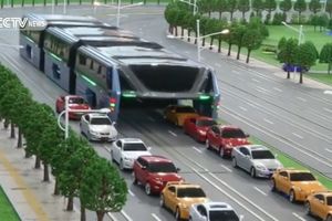 (VIDEO) REVOLUCIJA U GRADSKOM PREVOZU: Novi kineski autobus iskoreniće gužvu u saobraćaju