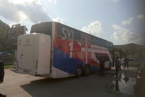 POZIV NA JEDINSTVO: Pogledajte poruku na autobusu fudbalera Srbije