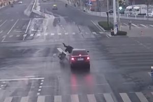 (VIDEO) DA LI SU OVO LJUDI ILI MONSTRUMI Udario ga je auto i ostao je nepomičan, evo šta se dogodilo