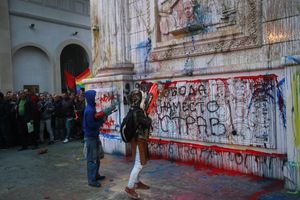 OPET PROTEST U MAKEDONIJI: Prskali institucije bojom i potpisivali izjave da to rade