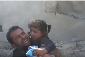 (VIDEO) DRAMATIČNA AKCIJA SPASAVANJA: Volonteri izvukli decu zatrpanu u ruševinama u Siriji