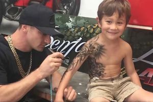 (VIDEO) SVE ZA DEČJI OSMEH: Ovaj umetnik besplatno tetovira decu u humanitarne svrhe... Predivno!