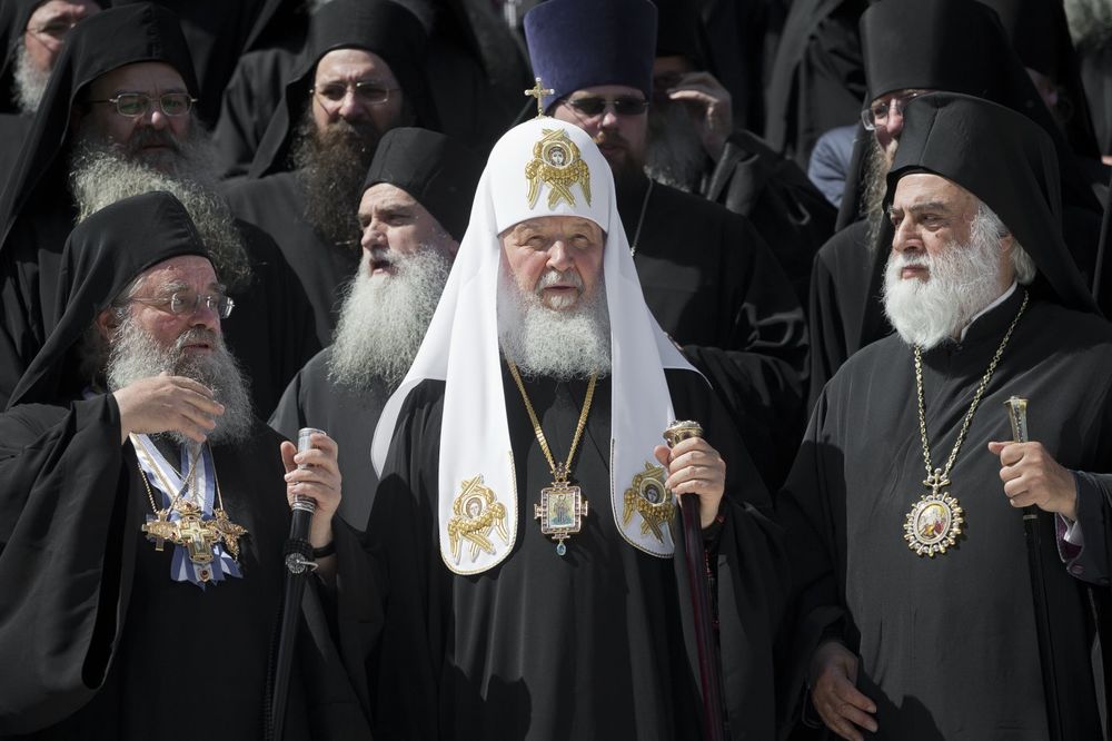 UOČI NAJVEĆEG HRIŠĆANSKOG PRAZNIKA: Ruski patrijarh osveštao NAJVEĆI uskršnji kolač