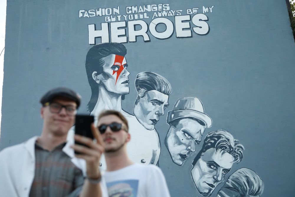 (FOTO) NAJVEĆI NA SVETU: U Sarajevu otkriven mural sa likom Dejvida Bouvija