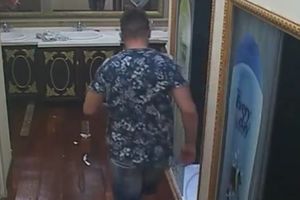 (VIDEO) SEKS U WC: Porno-glumica i Marko u akciji!