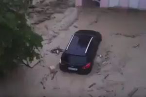 (VIDEO) POTOP U NEMAČKOJ: Bujice nose kola pa čak i krovove sa kuća