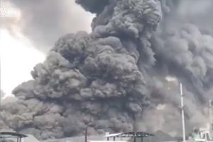(VIDEO) ZLOSLUTNI CRNI STUB DIMA: Izbio požar u fabrici hemijskih supstanci u Kini