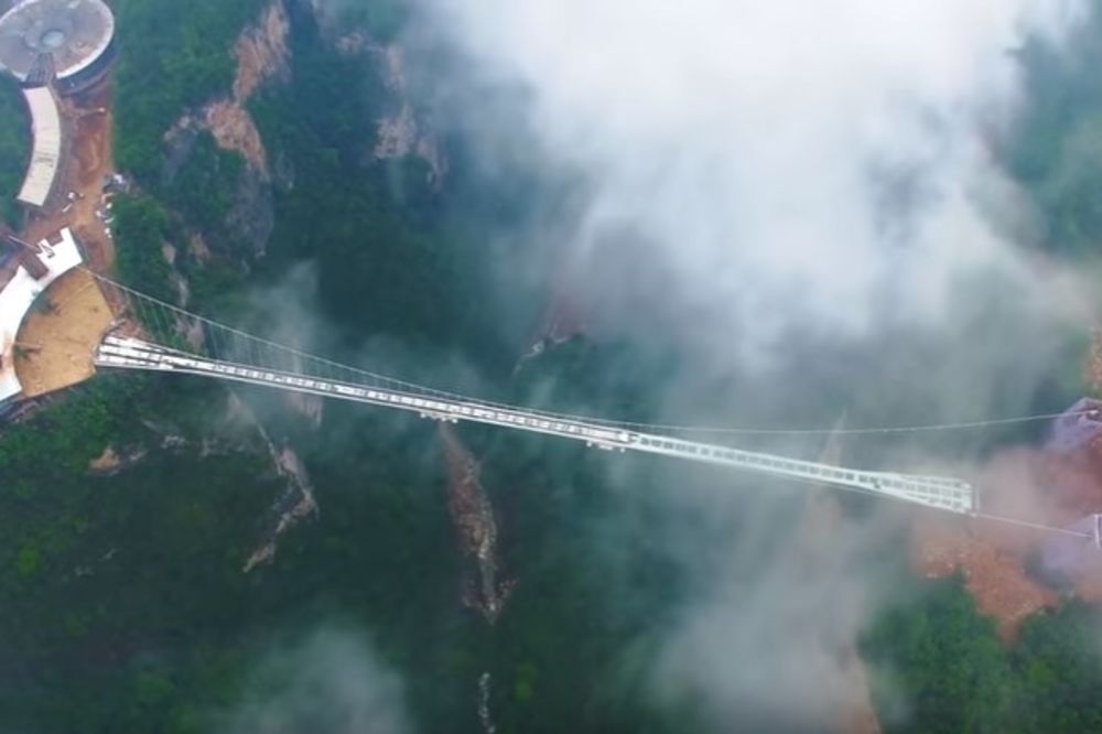 (VIDEO) SAMO ZA NAJHRABRIJE: Otvoren najveći stakleni most na svetu, da li biste prešli preko njega?