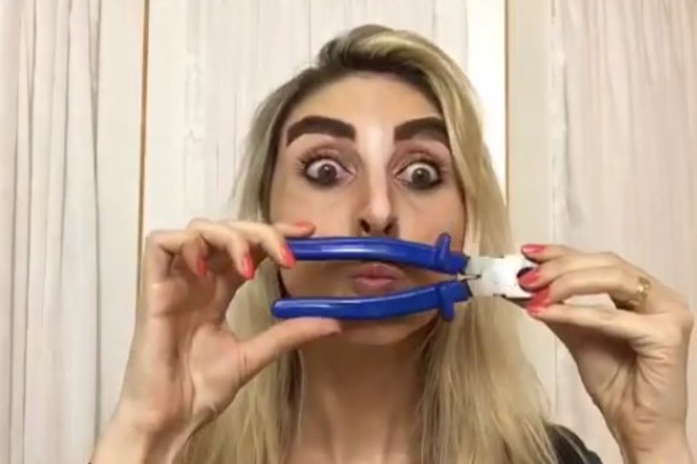 NIKAKO NE POKUŠAVAJTE OVO: Blogerka predstavila urnebesan vodič za šminkanje! Ono što radi je ludo!