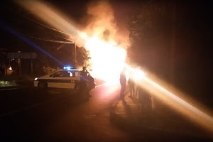 ZAPALIO SE AUTOBUS KOD PLAVOG MOSTA: Plamen progutao Lastino vozilo, u požaru niko nije povređen