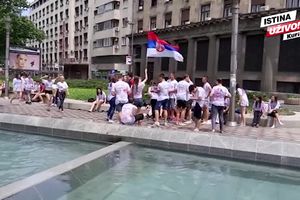 (KURIR TV) VESELO U CENTRU BEOGRADA: Osmaci kraj škole proslavili u fontani!