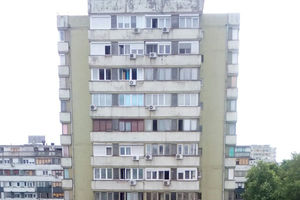 KUVARICE, MANJE ZBORI... Vatra na 11. spratu solitera u Novom Beogradu buknula zbog zagorelog ručka!