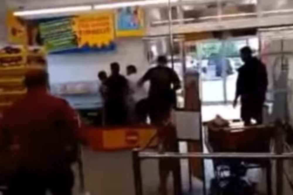 (VIDEO) KAO PSA: Migrant pretio prodavcima, trojica uletela, izvela ga i vezala za drvo