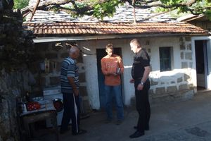 BOŠNJAK VELIKOG SRCA: Mustafa Berbić pomaže srpskoj porodici da napravi kupatilo!