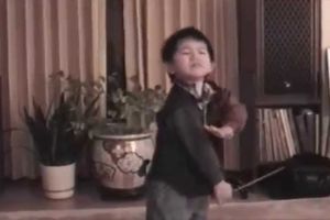(VIDEO) DOKAZ REINKARNACIJE? Pogledaje kako dečak diriguje! Ovo je neverovatno