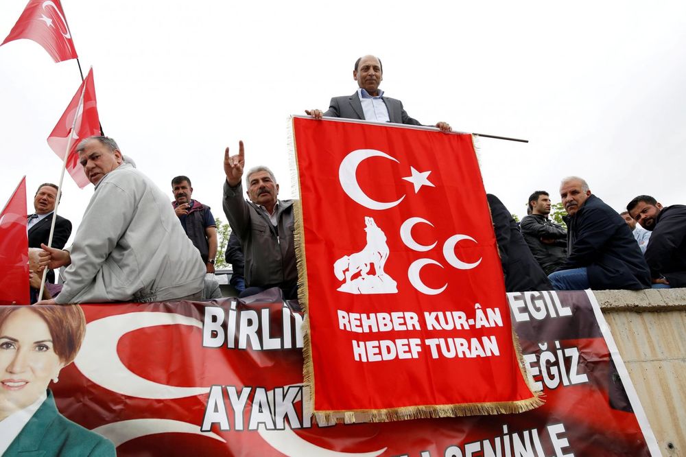 (VIDEO) TURCI LJUTI NA NEMCE: Jajima gađali nemačku ambasadu u Ankari