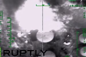 (VIDEO) HIRURŠKI PRECIZNO: Gledajte kako ruski avioni uništavaju rafineriju Islamske države