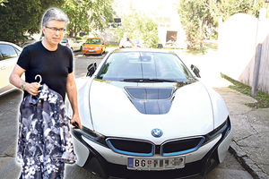 RASKOŠ: Saša Popović pokazao BMW od 150.000 evra!