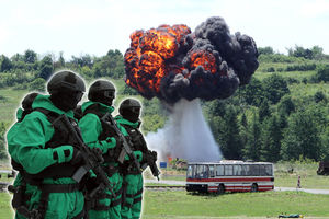 (FOTO) SPRSKI SPECIJALCI PROTIV TERORIZMA: Ovako se naši vojnici brane od hemijskog napada