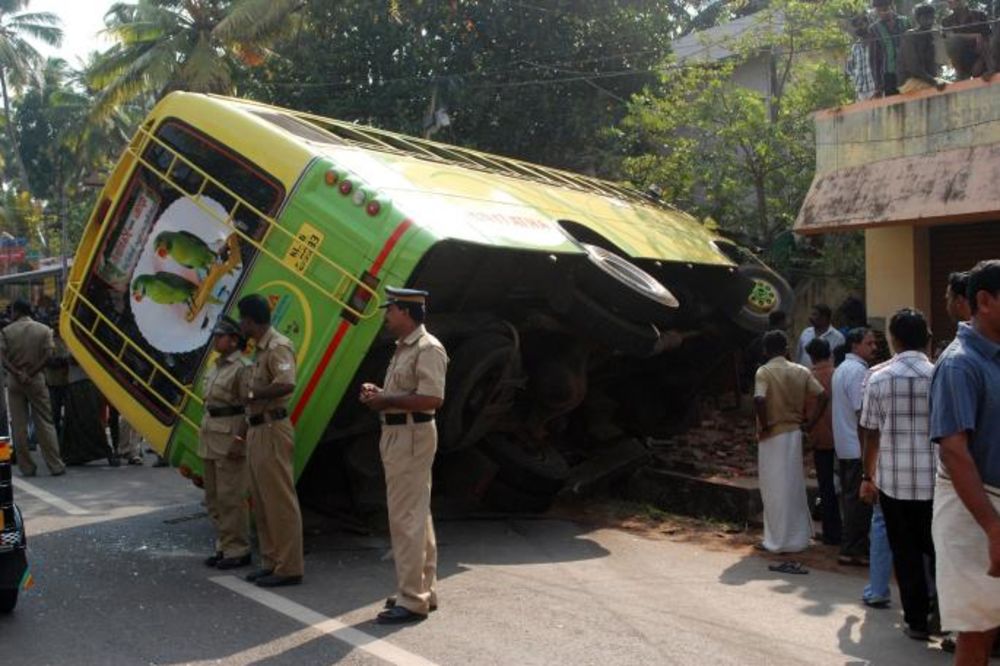 TEŠKA NESREĆA U INDIJI: 17 osoba poginulo u sudaru autobusa i automobila!