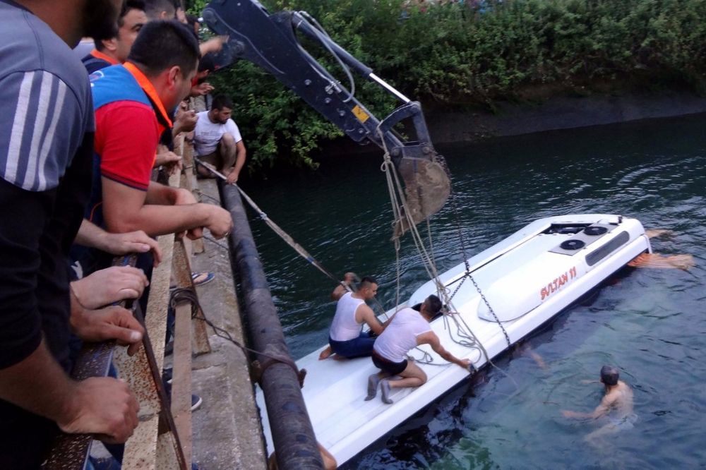 TRAGEDIJA U TURSKOJ: Autobus sa decom pao u kanal, 14 poginulih!
